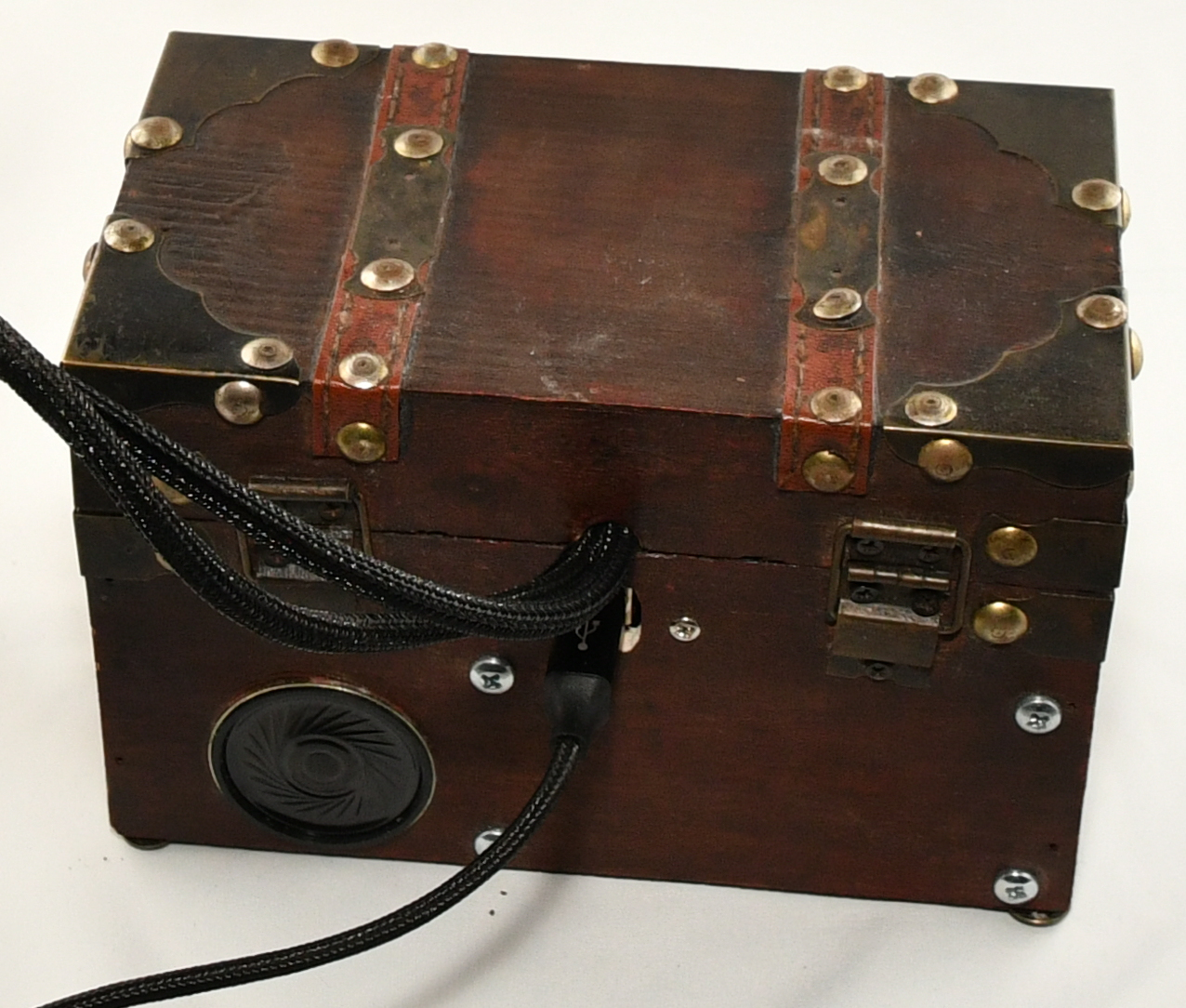 Kiste mit Kabeln und Lautsprecher in der Rückansicht