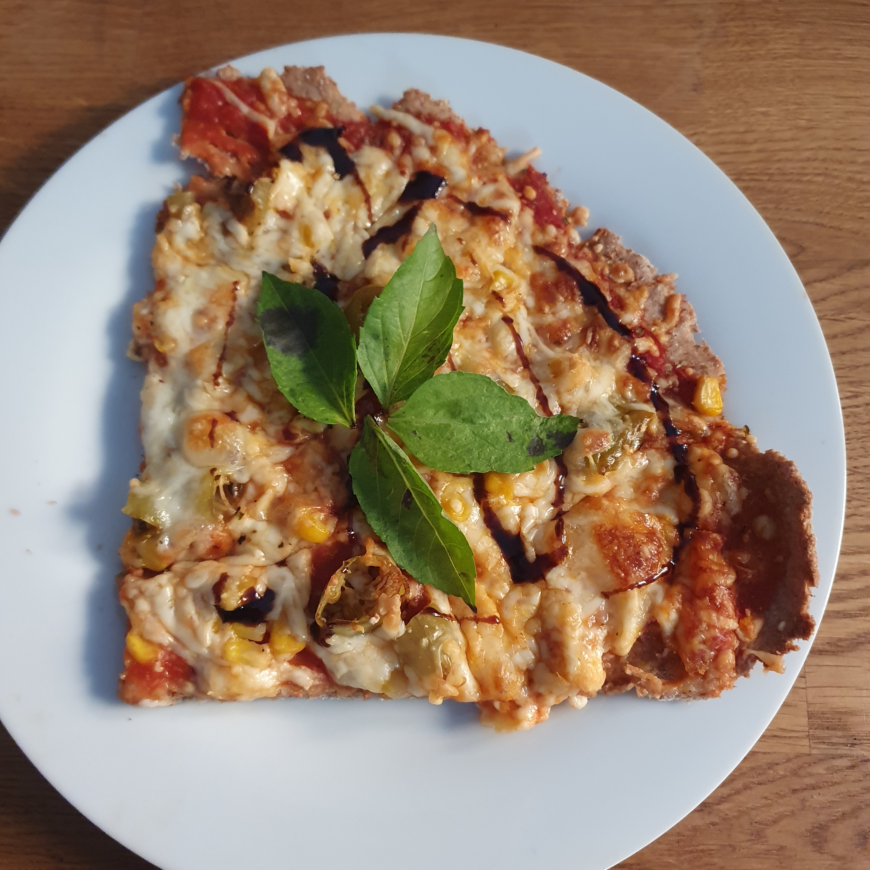 Dinkel Vollkorn Pizza mit Pepperoni und afrikanischem Basilikum