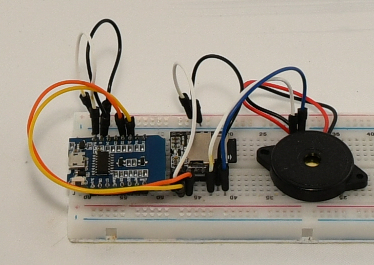 Steckbrett mit dem Aufbau für den DFPayer Mini und den D1 Mini